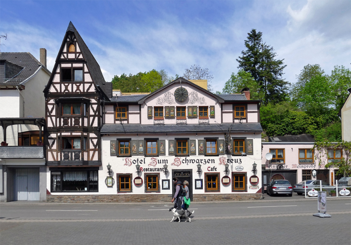 Altenahr -  Hotel Zum Schwarzen Kreuz  (Hotel, Cafe, Restaurant). In  normalen  Zeiten durch die Menschenmassen fast nicht fotografierbar. 03.05.2020