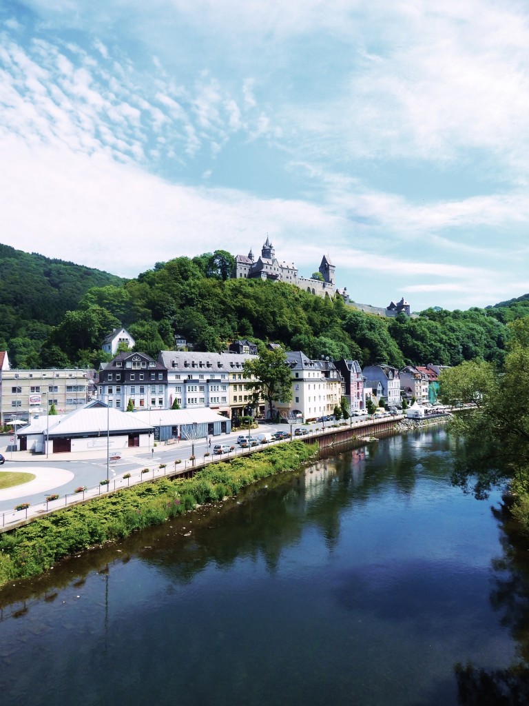 ALTENA//LENNE im Sauerland mit Blick auf die Burganlage-berhmt geworden weltweit durch RICHARD SCHIRRMANN,der ebendort seine Idee der 1. Jugendherberge

verwirklichte- die Bahntrasse von Siegen-Wuppertal fhrt direkt unterhalb am Ufer der Lenne entlang......
