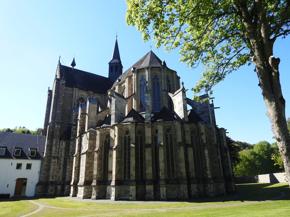 ALTENBERG/BERGISCHES LAND-ABTEIKIRCHE  BERGISCHER DOM 
Mitten im Bergischen Land nahe Bergisch-Gladbach in wunderbarer Tallage inmitten von Wldern die
ehemalige Klosterkirche der seit 1133 von ZISTERZIENSERN errichteten Abtei Altenberg...
Seit 1857 wird sie simultan von rmisch-katholischen und protestantischen Christen genutzt und hat
in ihrem Innenraum eine prchtige Orgel der Firma KLAIS/BONN mit 6.300 Pfeifen..am 16.5.2019