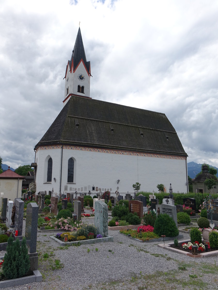 Altenbeuern, kath. Filialkirche zur Hl. Dreifaltigkeit, Saalbau mit Steildach und Sdturm mit Spitzhelm ber Giebeln, erbaut ab 1494 durch Johann Marggraf, 1889 im Inneren neugotisch berformt (03.07.2016)