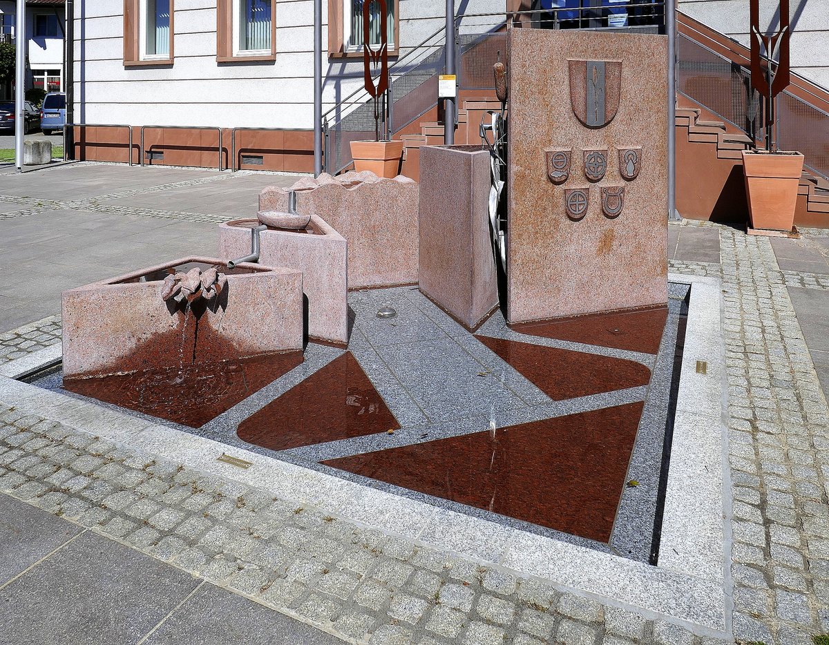 Altenheim, der Brunnen vor dem Rathaus, Mai 2020