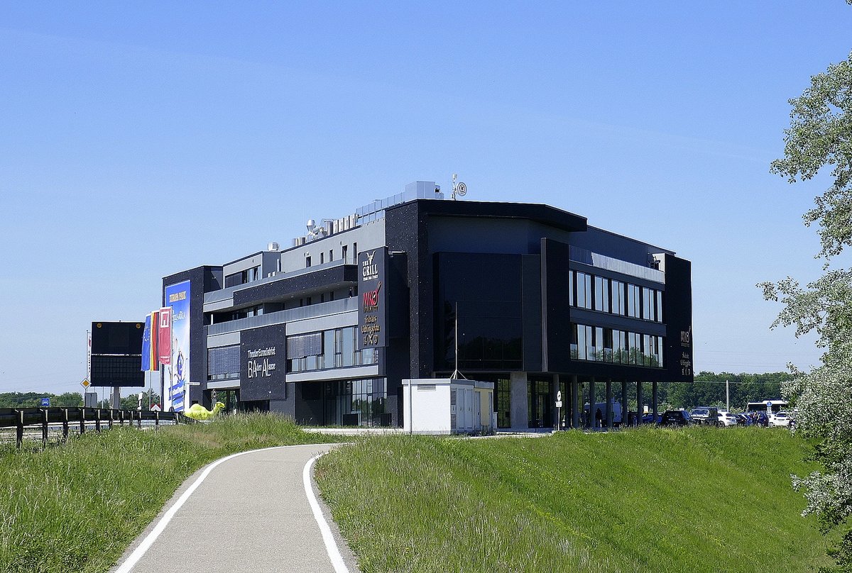 Altenheim, das Europische Forum am Rhein, erbaut 2017-19, Architekt Jrgen Grossmann, beherbergt ein deutsch-franzsisches Theater, mehrere gastronomische Einrichtungen, Bros und Ausstellungsrume, Mai 2020