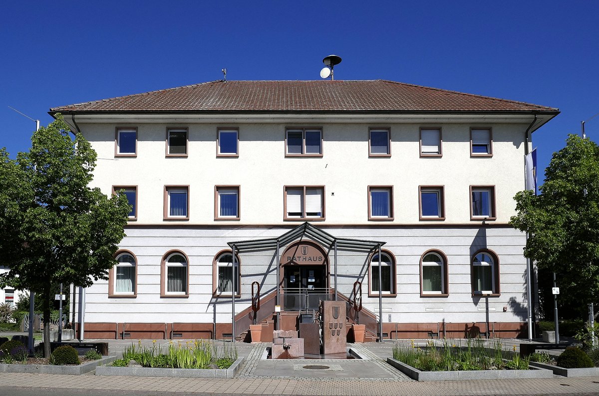 Altenheim, das Rathaus der ca. 3800 Einwohner zhlenden Gemeinde in der Rheinebene im Ortenaukreis, Mai 2020