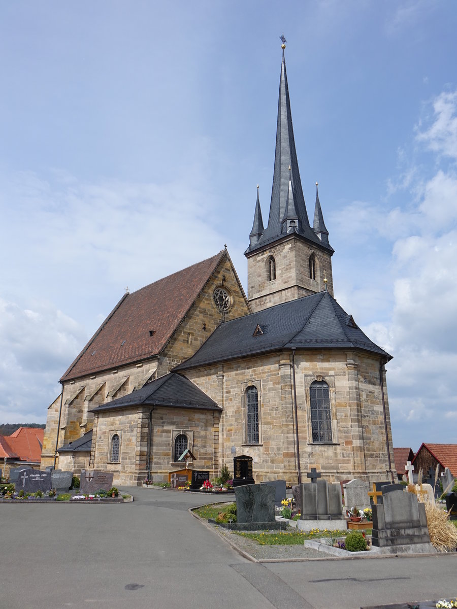 Altenkunstadt, kath. Pfarrkirche Maria Geburt, Saalkirche mit eingezogenem Chor, Sandsteinquaderbau, fnfgeschossiger Turm im nrdlichen Chorwinkel, 1525 ber lterem Kern errichtete, 1732/33 umgestaltete Hallenkirche (16.04.2017)