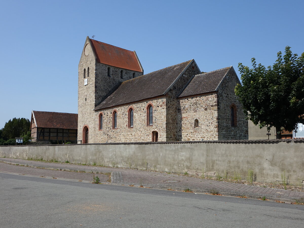 Altensalzwedel, evangelische St. Johannis Kirche, Feldsteinbau aus dem 12. Jahrhundert (14.08.2025)