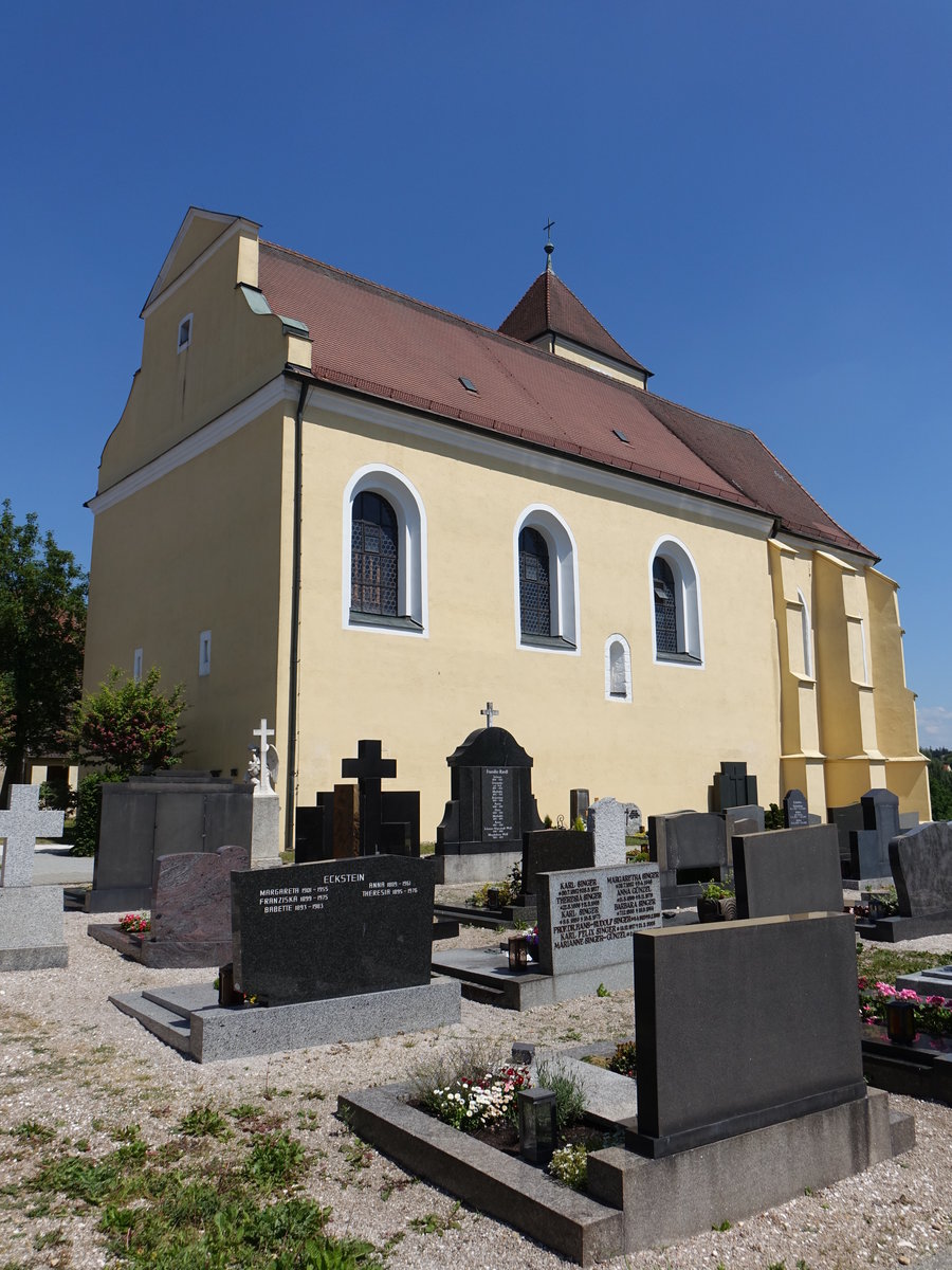 Altenstadt, alte Maria Himmelfahrt Kirche, Saalkirche mit Steildach und eingezogenem Chor, Langhaus im Kern romanisch, Chor und Turm sptgotisch (21.05.2018)
