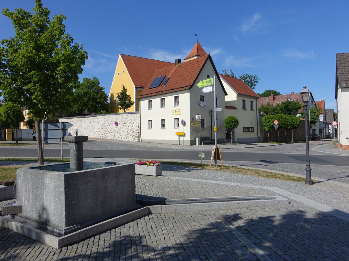 Altenstadt bei Vohenstrau, Brunnen und Huser in der Neumhlstrae (20.05.2018)