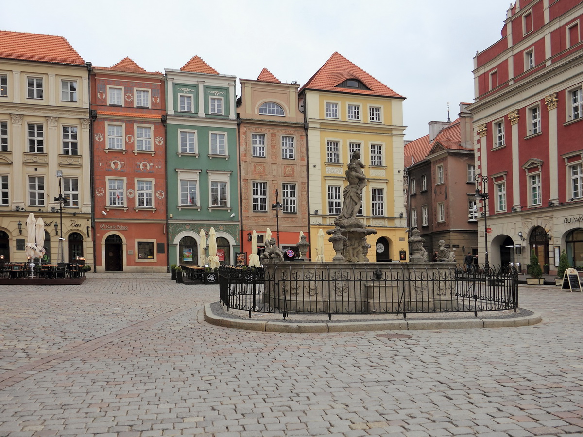 Alter Brunen auf dem Alten Markt in Poznań, (Posen)  am 28. April 2017.