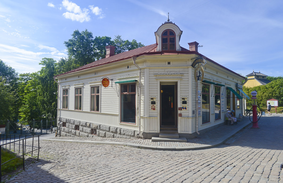 Alter Kaufladen (Konsum) im Stockholmer Freilichtmuseum Skansen im Westteil der Halbinsel Djurgrden. Skansen ist ein Ausdruck der nationalromantischen Strmungen dieser Zeit und sollte den Schweden die eigene, durch die beginnende Industrialisierung bedrohte Volkskultur in Form eines lebenden Museums nherbringen. 
Aufnahme: 26. Juli 2017.