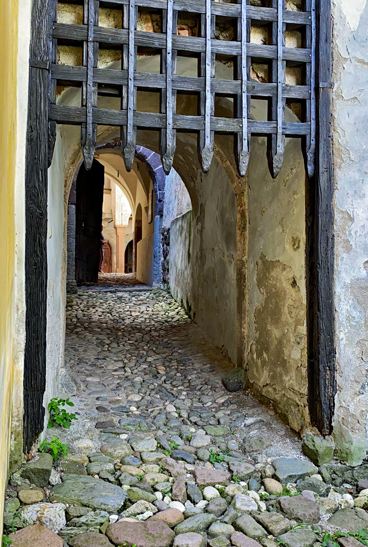 Alter Steinboden mit Falltr in der Trostburg bei Waidbrck in Sdtirol - 15.07.2020