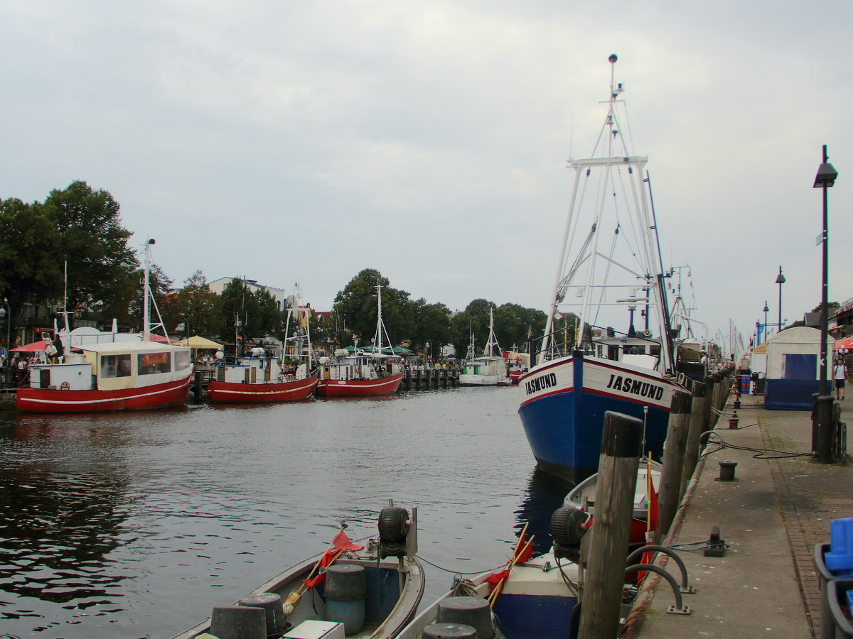 Alter Strom - rechtseitiges Ufer -  in Warnemnde am 30 August 2017.