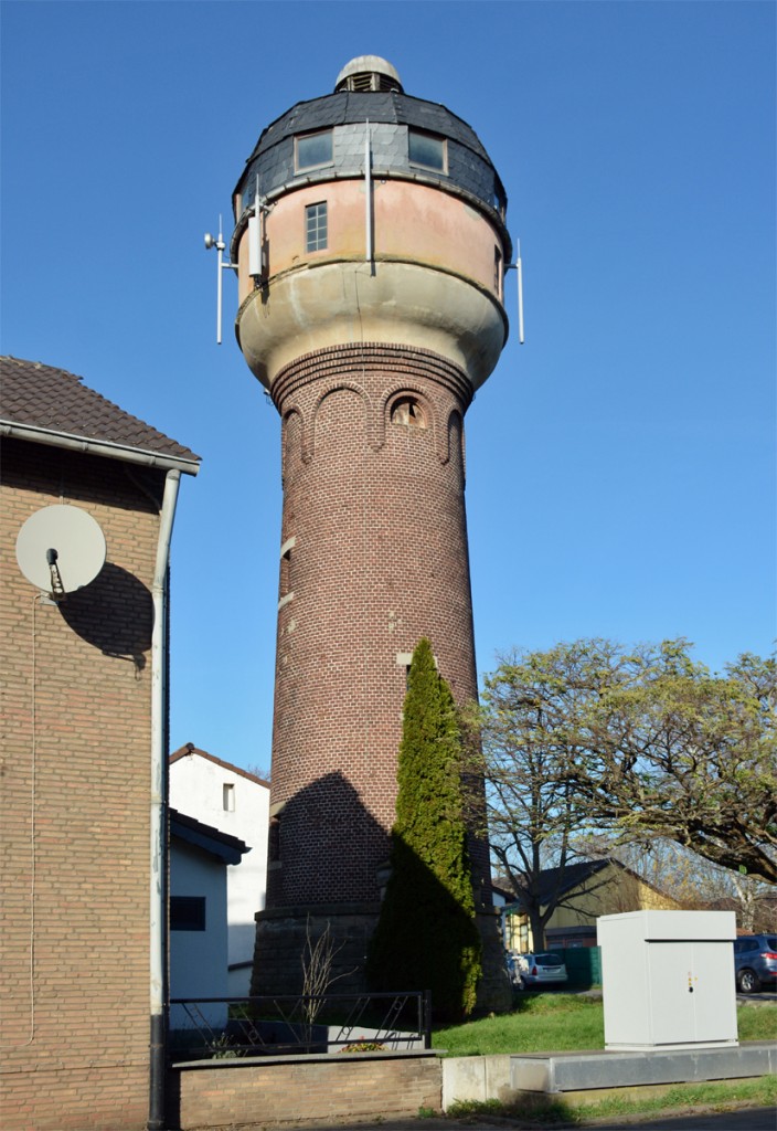 Alter Wasserturm, offensichtlich als Mobilfunk-Antennentrger  mibraucht , in Kelz (Kreis Dren)- 03.12.2015