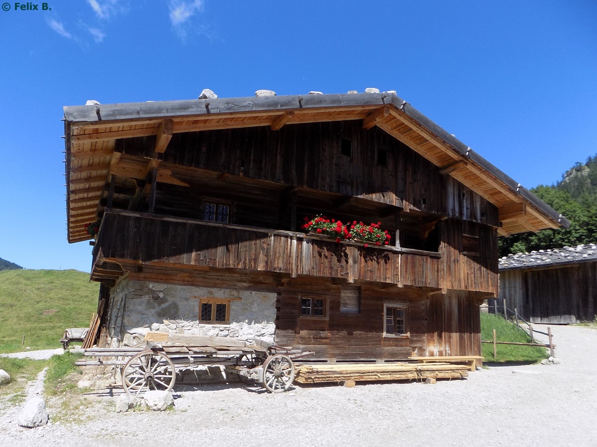 Altes Bauernhaus in dem altbayrische Museumsdorf von Markus Wasmeier bei Schliersee am 17.08.2014