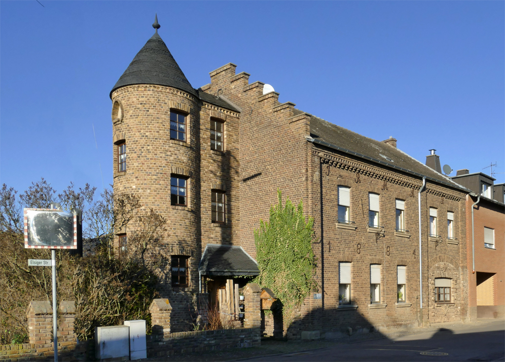 Altes Haus mit Turmanbau, offensichtlich 1884 errichtet, in Eu-Elsig - 29.12.2016