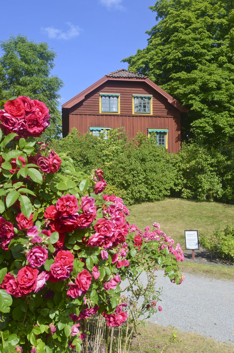 Altes Holzhaus im Freilichtmuseum Skansen in Stockholm. Bei schnem Sommerwetter strmen die Stockholmer ins Freilichtmuseum Skansen. Auf Skansen kann man einen ganzen Tag verbringen
Aufnahme: 26. Juli 2017.