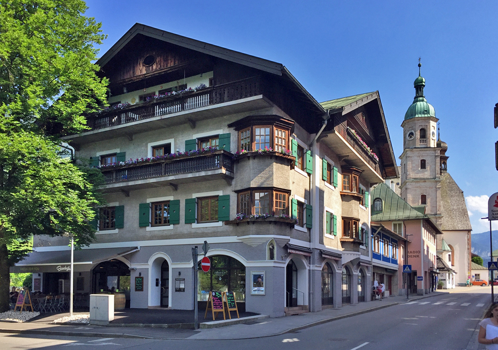 Altes Innenstadthaus in Berchtesgaden, im Hintergrund das Franziskanerkloster - 13.06.2017