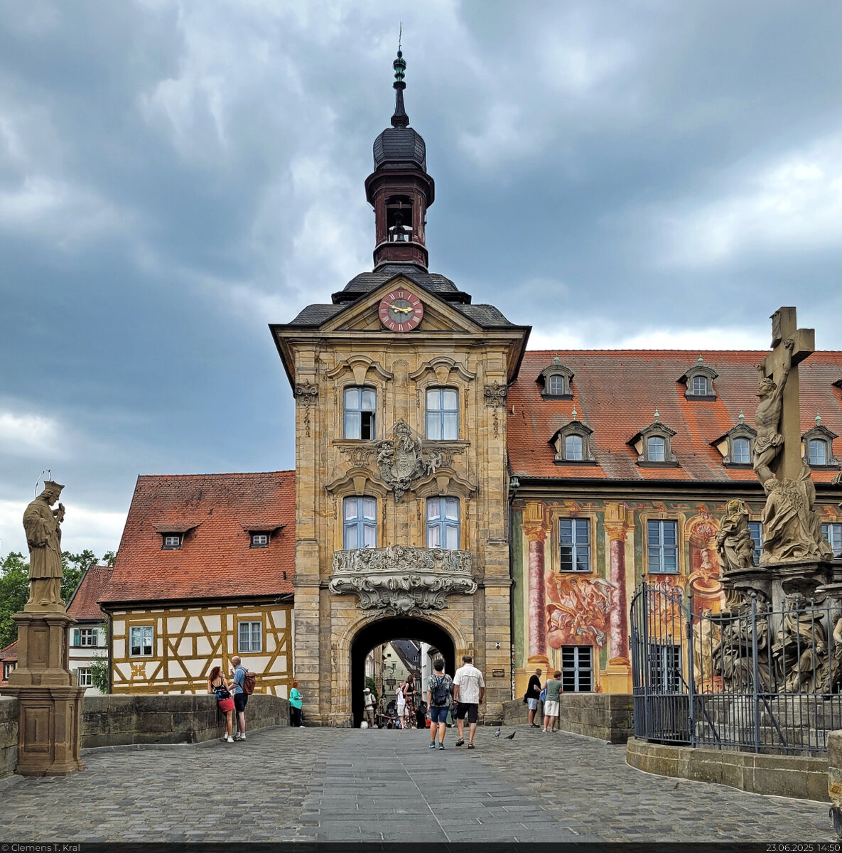 Altes Rathaus von Bamberg aus dem 15. Jahrhundert.
Durch das Tor f�hrt die Obere Br�cke, die den linken Regnitzarm �berspannt.

🕓 23.6.2025 | 14:50 Uhr