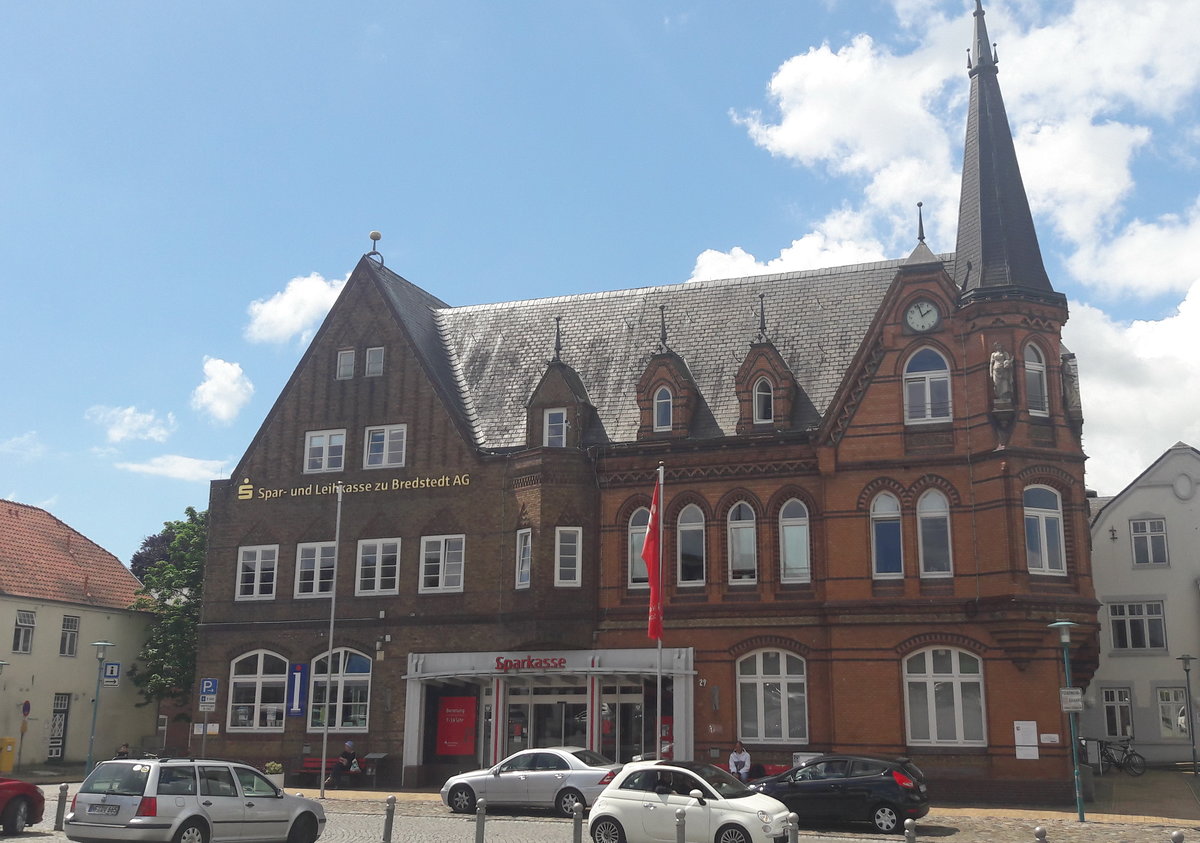 Altes Rathaus von Bredstedt. Der sdliche Gebudeteil wurde im Jahr 1930 als Anbau an der Ecke Markt/Bohnenstrae ausgefhrt. Er wurde fr die Spar- und Leihkasse zu Bredstedt errichtet, die mittlerweile das gesamte Gebude nutzt. Abgelichtet am 08.06.2020.