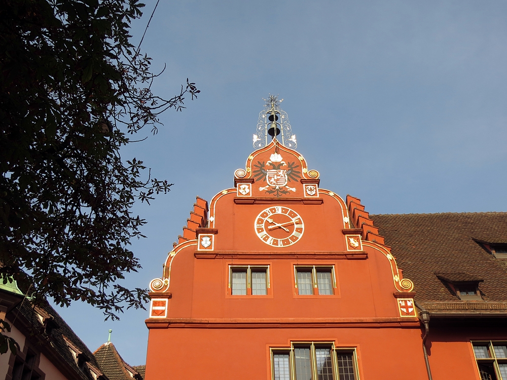 Altes Rathaus Freiburg Fassade im Sonnenschein. August 2015