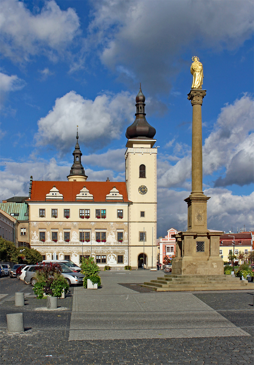 Altes Rathaus und Mariensule (marinsk sloup) am Altstdter Platz (Staroměstsk nměst) in Mlad Boleslav, dem ehemaligen Jungbunzlau, etwa 60 km nordstlich von Prag gelegen, geben einen guten Eindruck der grozgigen Stadtgestaltung der bedeutenden Industriestadt in Bhmen. 12.10.2017