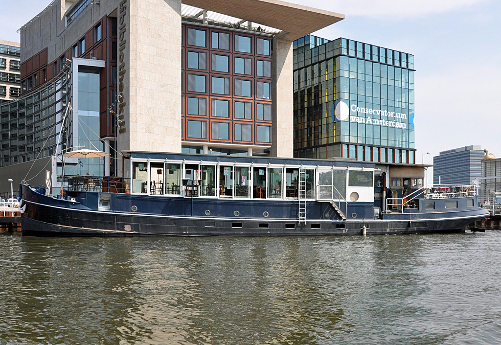 Altes Schiff als schwimmendes Restaurant in Amsterdam an der  Osterdokskade  - 23.07.2013