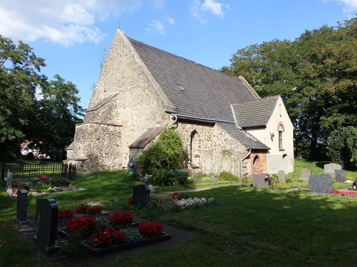 Altgolssen, evangelische Kirche, Feldsteinkirche aus dem 14. Jahrhundert (08.09.2025)