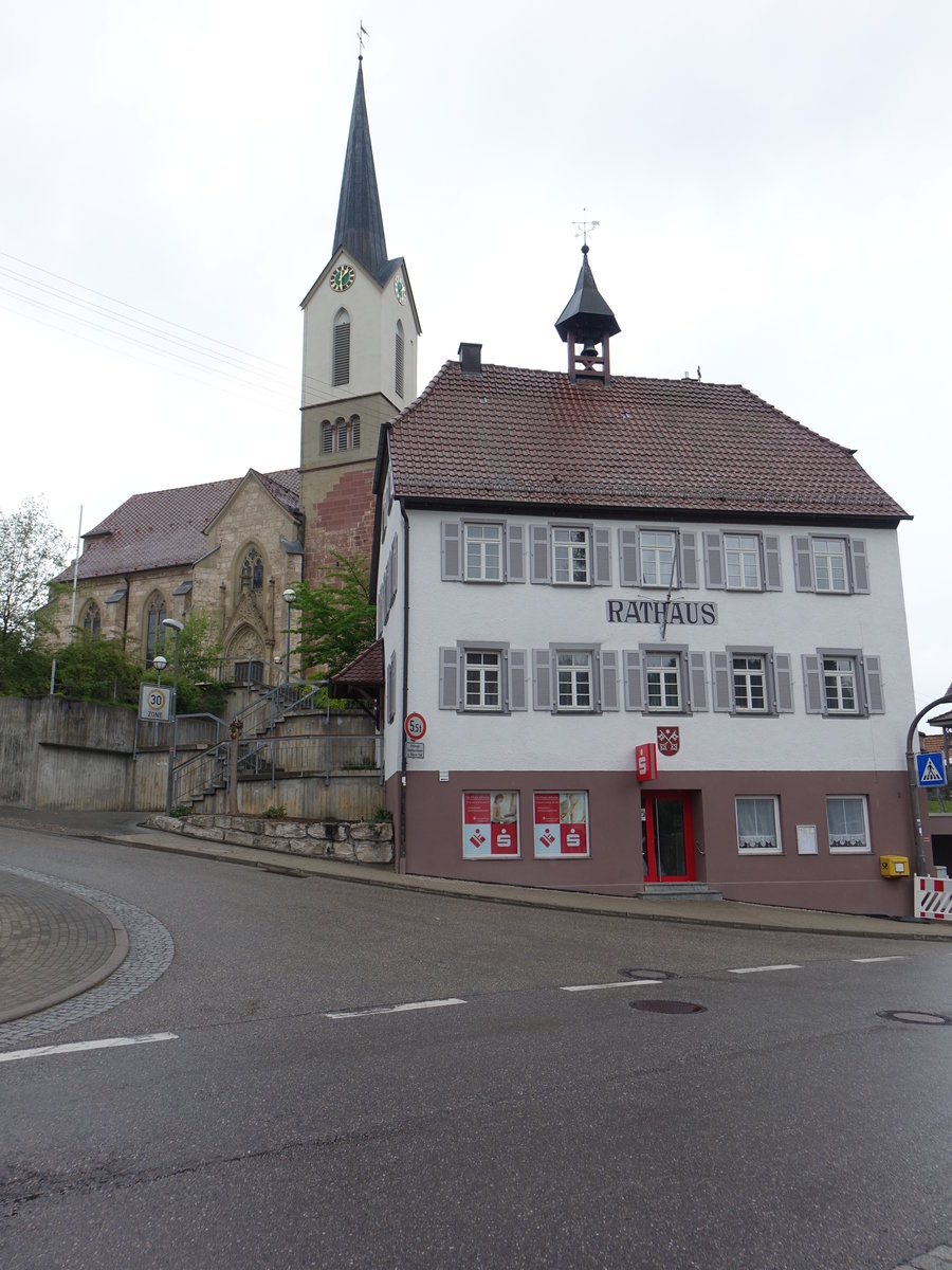 Altheim bei Horb, kath. Pfarrkirche Maria Geburt und Rathaus in der Hindenburgstrae (10.05.2018)
