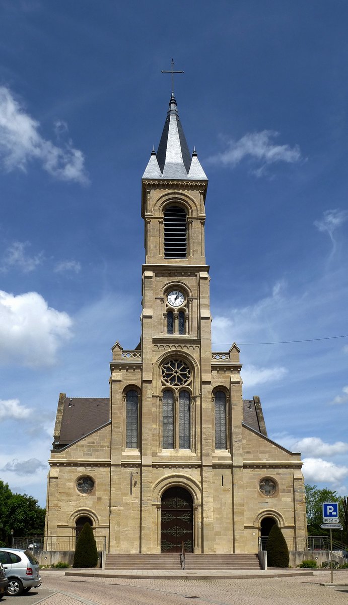 Altkirch im Sundgau, die neoromanische Kirche Mari Himmelfahrt wurde 1850 erbaut, Mai 2016