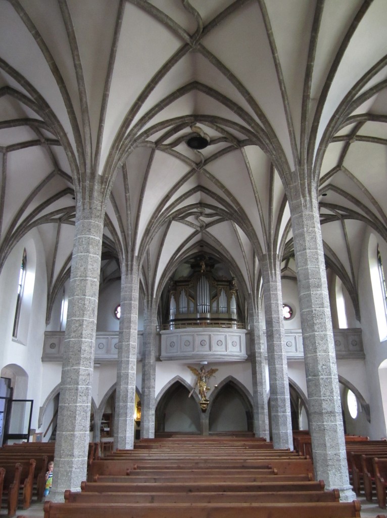 Altmnster, Mittelschiff der Pfarrkirche St. Benedikt (26.07.2014)