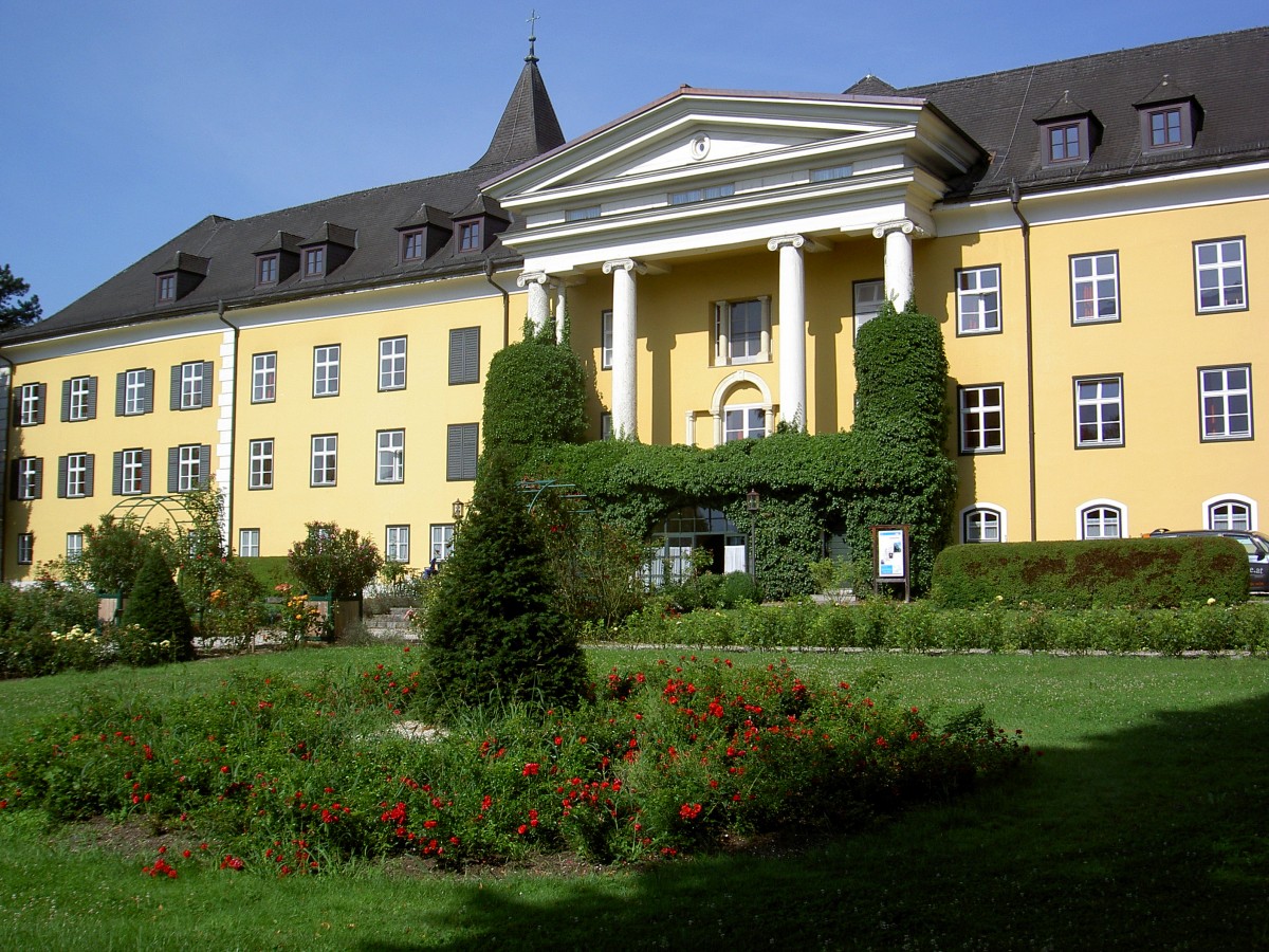 Altmnster, Schloss Ebenzweier, erbaut 1842 von Erzherzog Maximilian d´Este, heute 
gastgewerbliche Berufschule (26.07.2014)