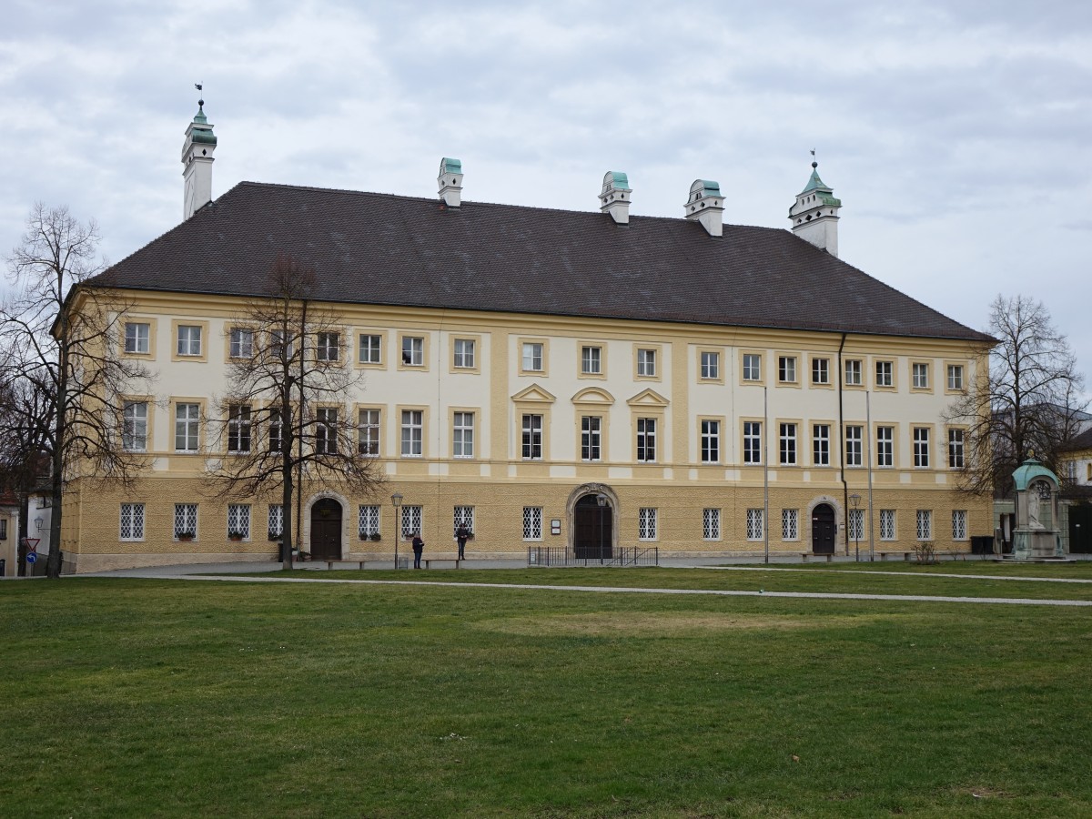 Alttting, ehemalige Dekanei, jetzt Bischfliche Administration, Wallfahrtsmuseum und Neue Schatzkammer, erbaut von 1674 bis 1677 durch Enrico Zuccalli (14.02.2016)