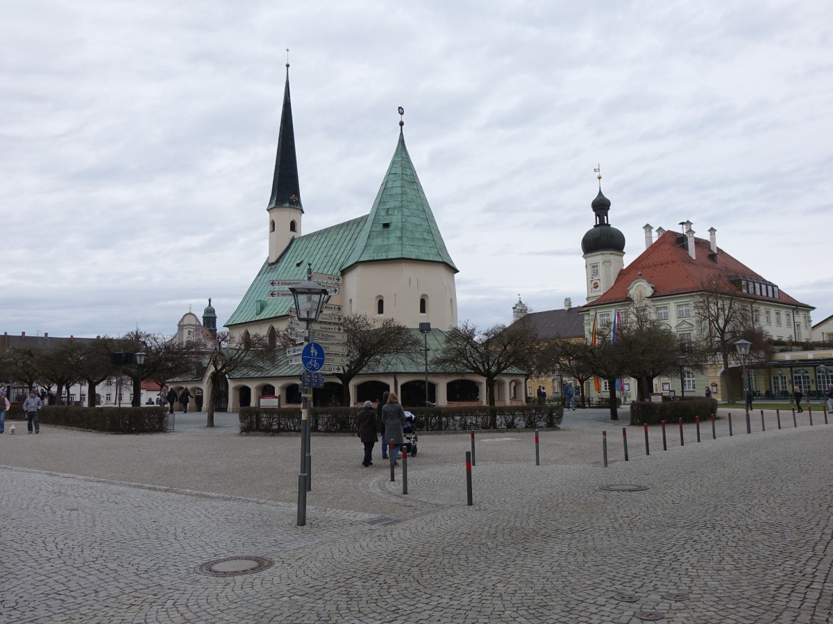 Alttting, Kapellplatz mit gotischer Wallfahrtskapelle St. Maria, Zentralbau erbaut um 1000, Langhaus erbaut 1494 (14.02.2016)