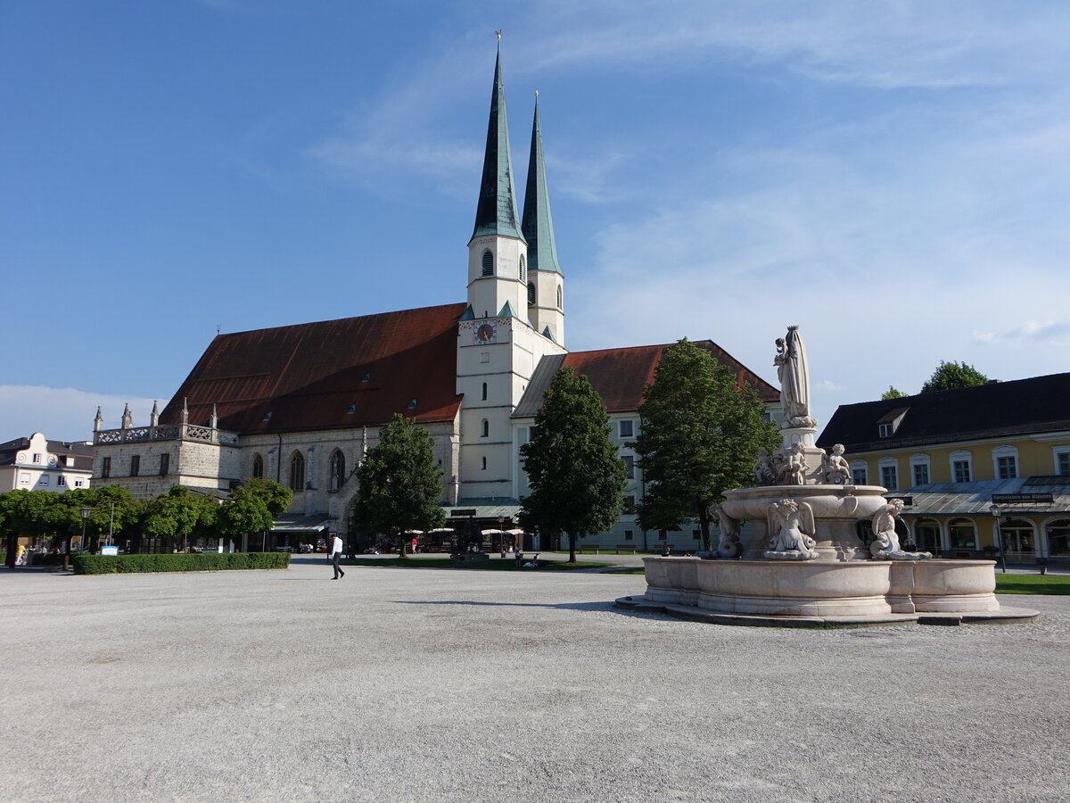 Alttting, Marienbrunnen und Stiftskirche am Kapellplatz (30.05.2017)