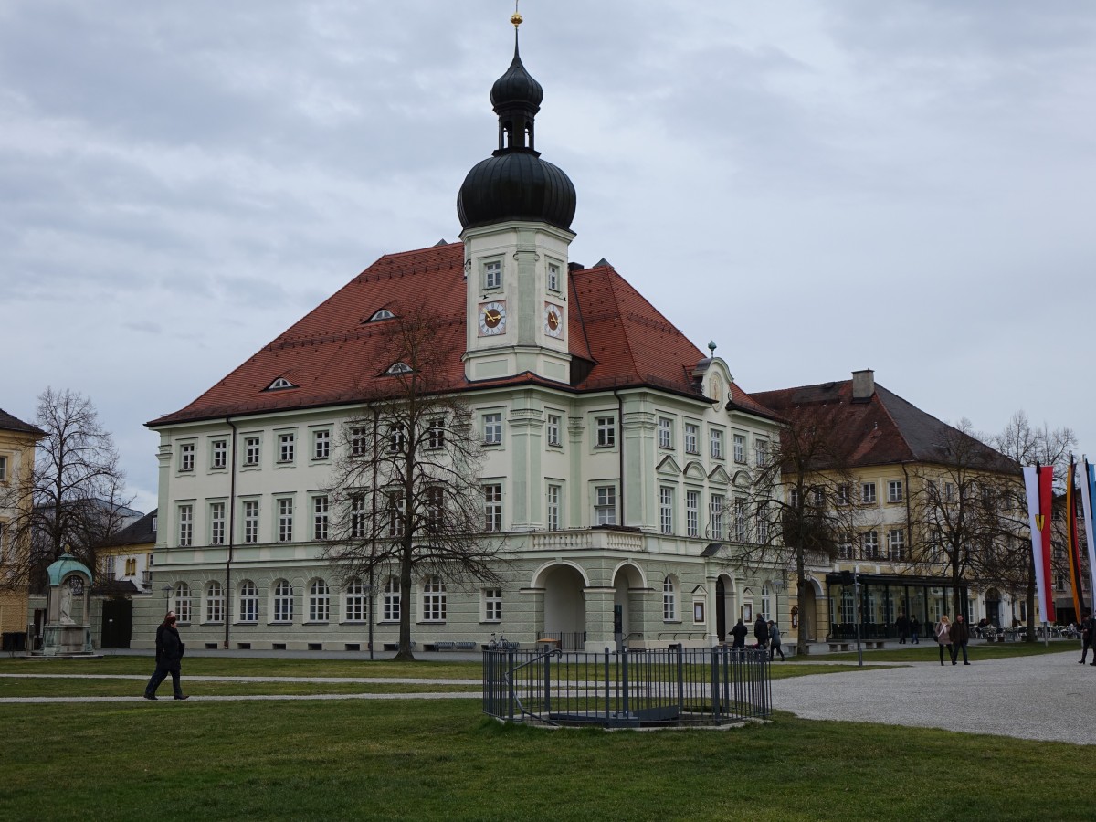 Alttting, Rathaus am Kapellplatz, dreigeschossiger Neubarockbau mit Eckturm und Walmdach, erbaut 1908 durch Rudolf Esterer (14.02.2016)