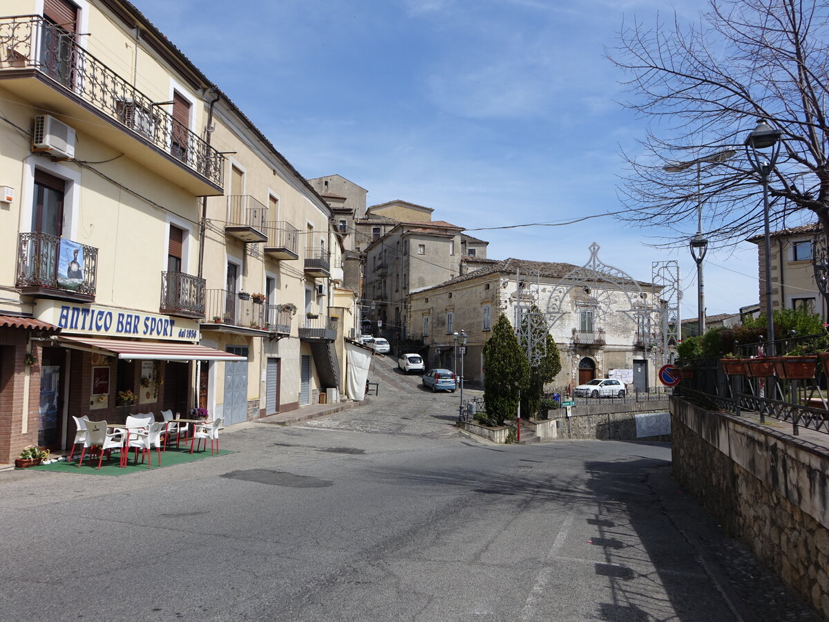 Altomonte, Huser an der Strae SP121 und Via Balbia (06.04.2024)