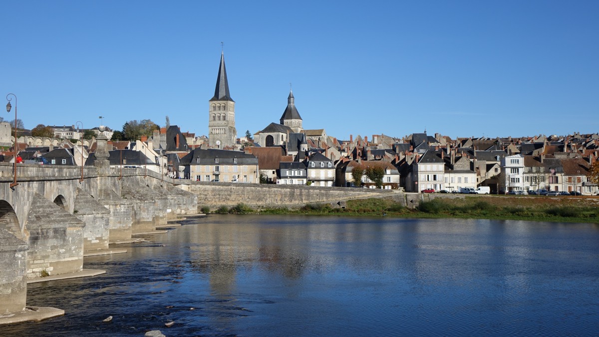 Altstadt von La Charite-sur-Loire mit Loirebrcke von 1520 (31.10.2015)