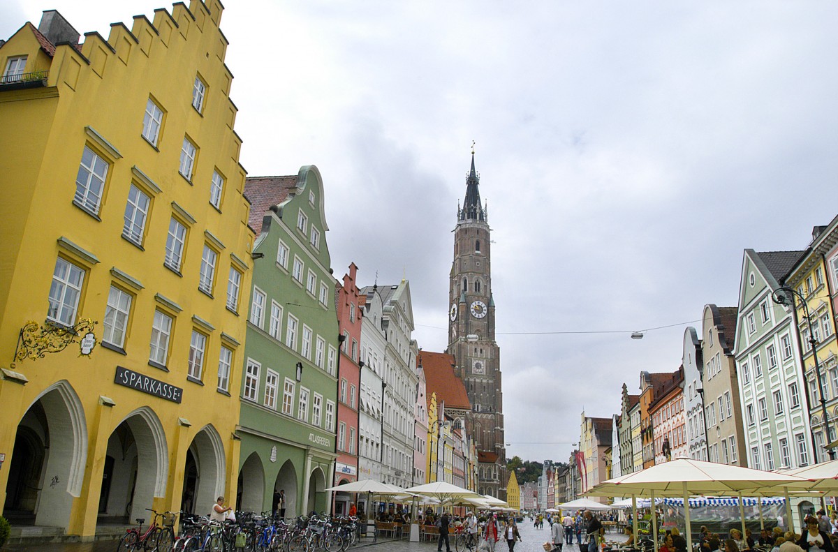 Altstadt in Landshut. Im Hintergrund ist der Turm der Martinkirche zu sehen. Aufnahme: Juli 2008.