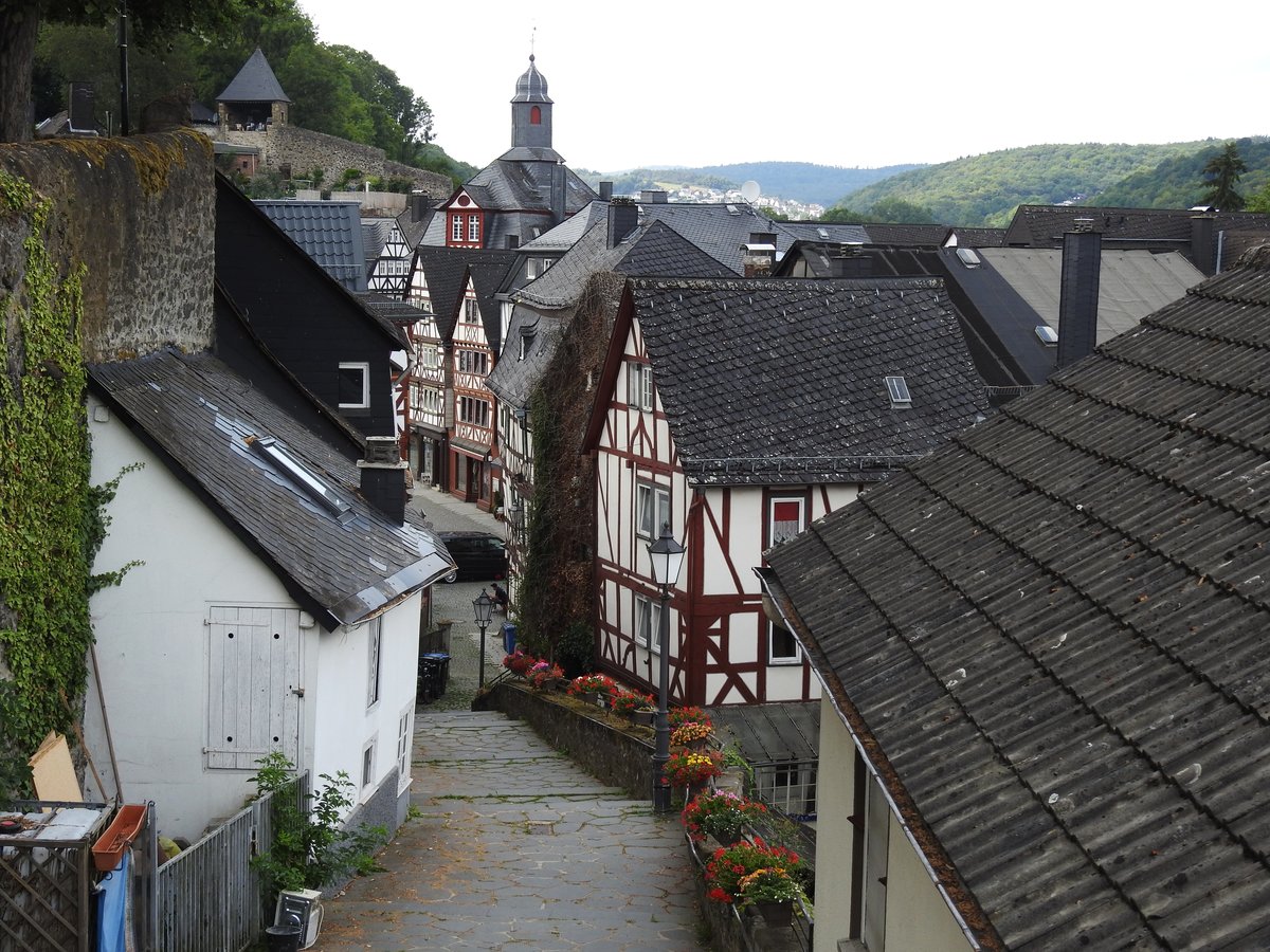 ALTSTADT-ROMANTIK IN DER ORANIENSTADT DILLENBURG/HESSEN
Von der Schlosskirche Dillenburg fhren Stufen hinunter in die Fachwerk-Altstadt mit dem Turm des
alten Rathauses und der Festungsmauer auf der linken Seite...am 2.8.2019