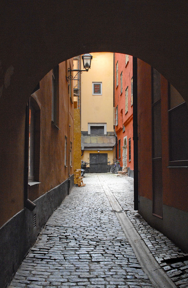 Altstadtgasse in Stockholm. Was heute als Gamla stan bezeichnet wird, war ber viele Jahrhunderte das eigentliche Stockholm. 
Aufnahme: 25. Juli 2017.