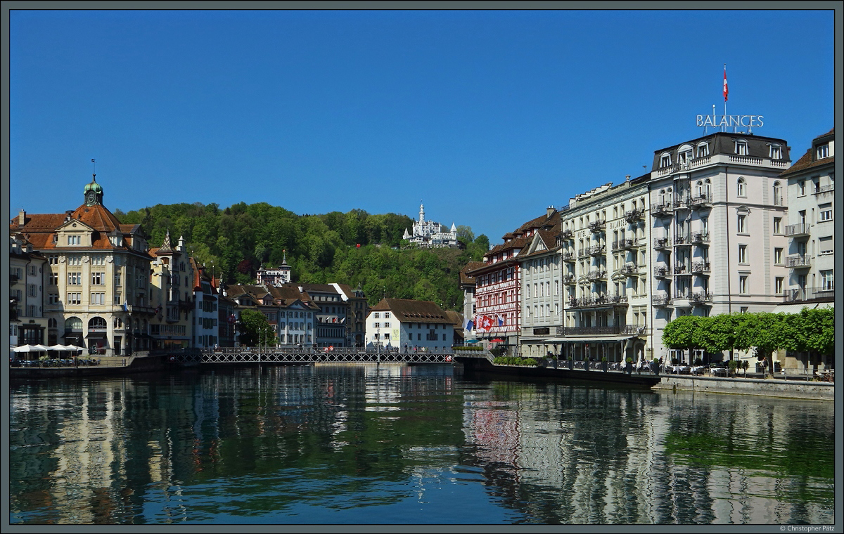 Altstadthuser entlang der Reuss in Luzern. Auf dem Hgel ist das Schloss Gtsch zu sehen. (28.04.2022)