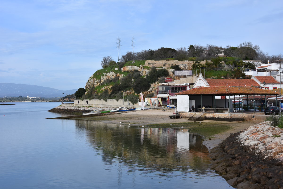 ALVOR (Concelho de Portimo), 09.02.2017, Blick auf Teile des Largo da Ribeira, einem der beliebtesten Pltze des Ortes