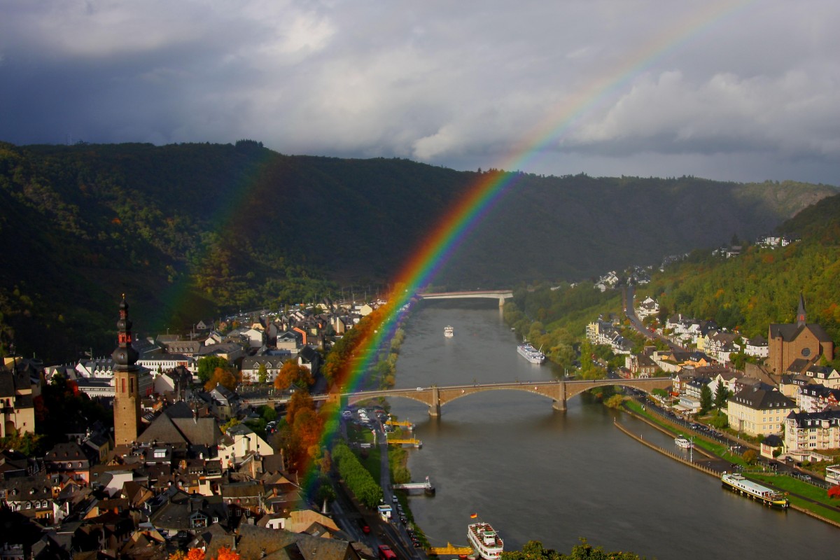 Am 10.10.2013 bot ein intensiver Regenbogen ber Cochem ein interessantes Fotomotiv, welches ich von der Reichsburg aus im Bild fest hielt.
