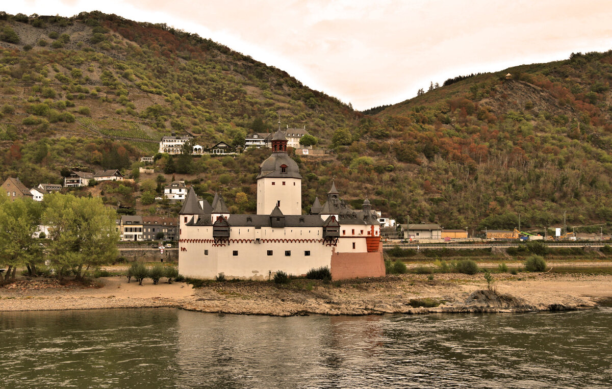 Am 20.09.2026 f�hrte der Rhein extremes Niedrigwasser, so dass die Pfalz bei Kaub nicht mehr vom Wasser des Rheins umsp�lt wurde. Sie stand wie eine Burg auf einer Insel.