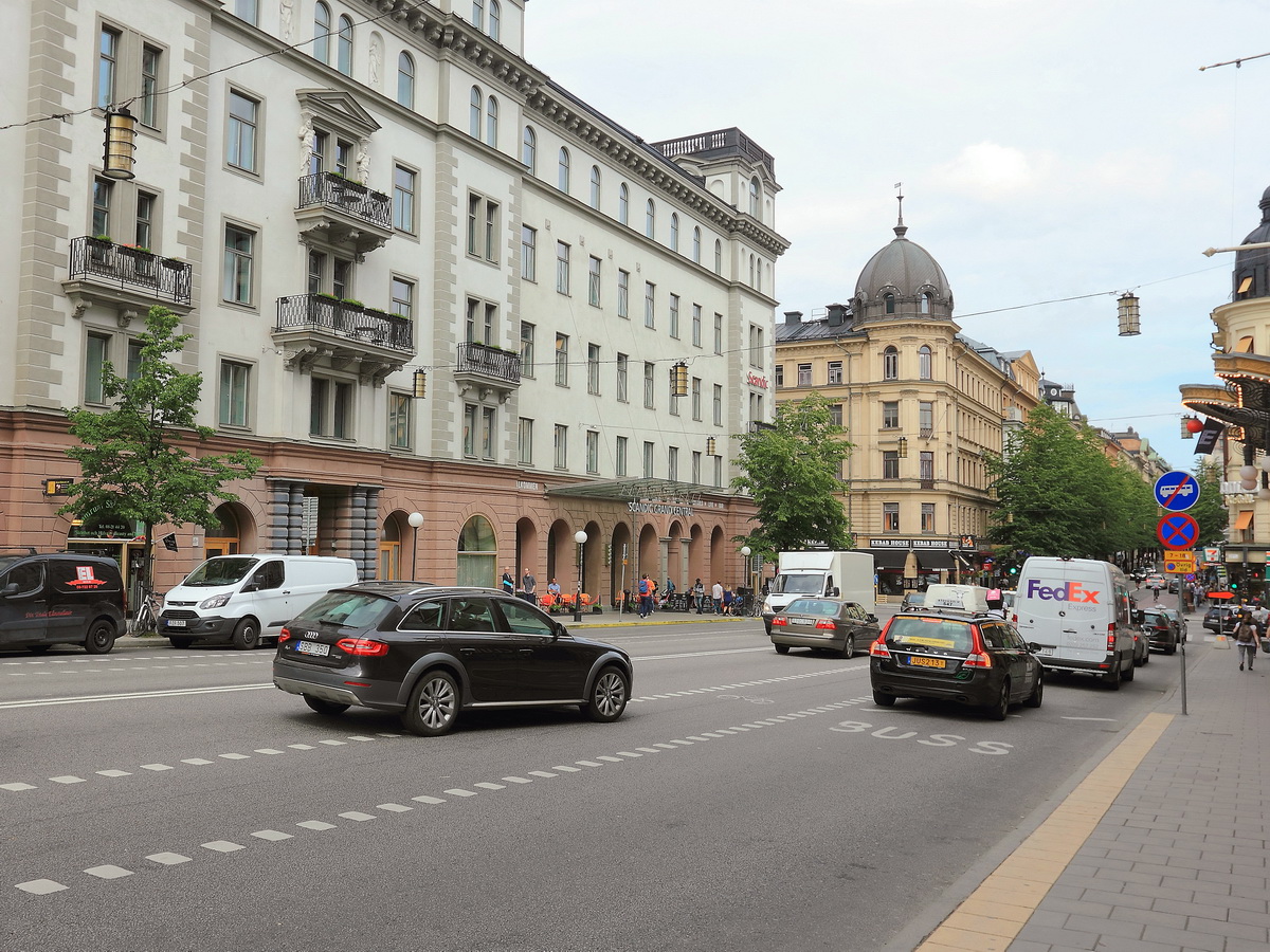 Am 21. Juni 2016 Blick in Kungsgatan in Stockholm, im Hintergrund das Adlon Hotel.