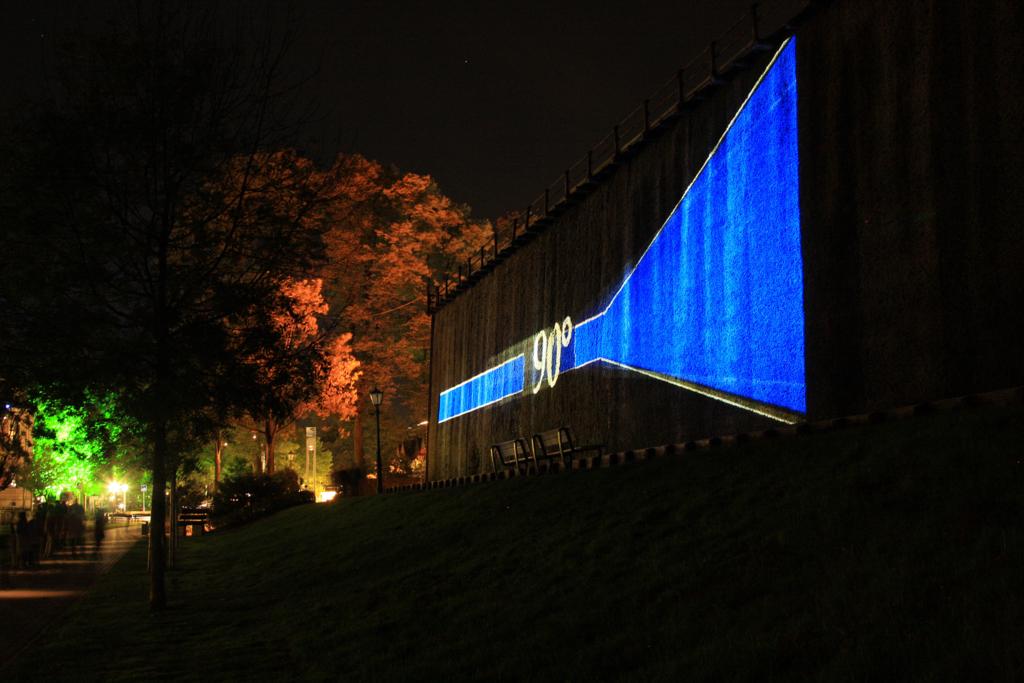 Am 2.10.2013 machte ich ein paar fotografische Versuche, die Lichterwochen
in Bad Rothenfelde bildlich festzuhalten. Dabei ergab sich auch dieses
interessante Motiv auf der groen Saline.