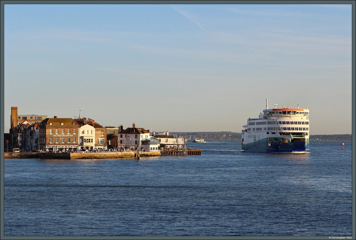 Am 24.04.2026 passiert die F�hre  Victoria of Wight  Old Portsmouth im Abendlicht.