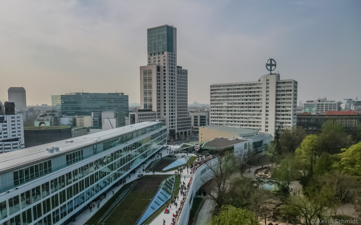 Am 3. April 2014 fand die Neueröffnung des <a href= http://www.bikiniberlin.de/ >Bikini-Hauses</a> in der Berliner City West statt. Es ist Teil des in den 1950er-Jahren errichteten und heute denkmalgeschützten Areals  Zentrum am Zoo . Von der Terrasse des 25hours Hotels hat man einen guten Blick auf den neu errichteten  Bikini Berlin Pool  mit seiner öffentlichen Dachterrasse. (03.04.2014)