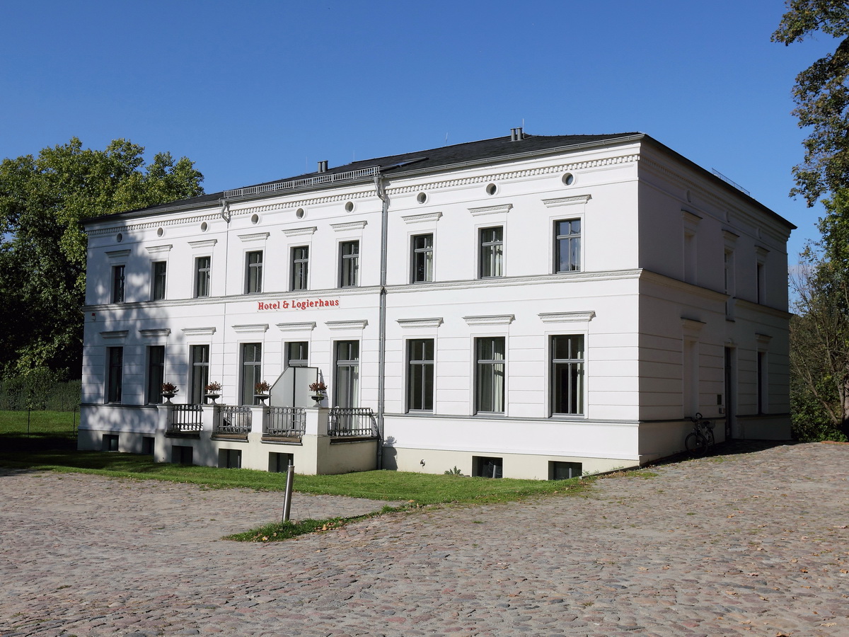 Am 30. September 2015 wurde das Landgut A. Borsig Kontor GmbH & Co KG besucht, dieses Bild zeigt das Logierhaus (eine kleine Kopie des Schlosses) in dem heute sich ein Hotel befindet. 