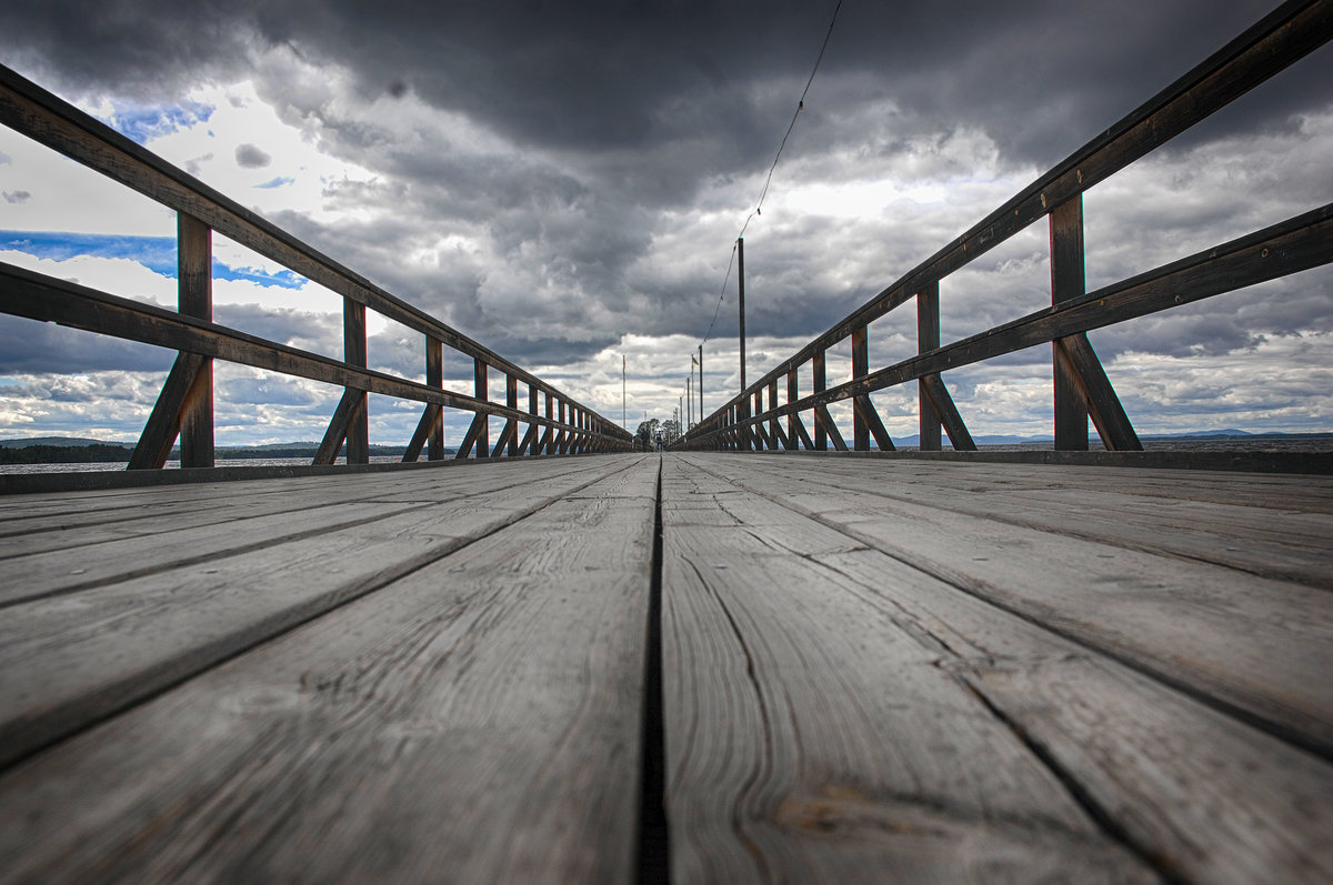 Am 6. Juni 1992, am schwedischen Nationalfeiertag, wurde die Lngbrygga (lange Brcke) in Rttvik (Dalarna / Schweden) nach einer Totalrenovierung wieder eingeweiht. 2.938 Planken waren von Privatpersonen und Unternehmen gesponsert worden - ihre Namen findet man auf den Planken eingraviert.
Aufnahme: 31. Juli 2017.