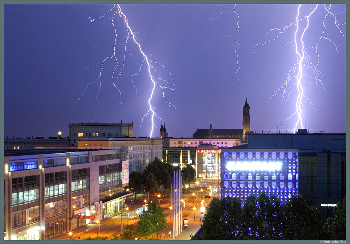 Am Abend des 06.09.2014 entld sich ein heftiges Gewitter ber Magdeburg. Im Hintergrund sind das Kloster Unser Lieben Frauen und der Dom erkennbar, vorn rechts das blau beleuchtete ehemalige Centrum-Kaufhaus.